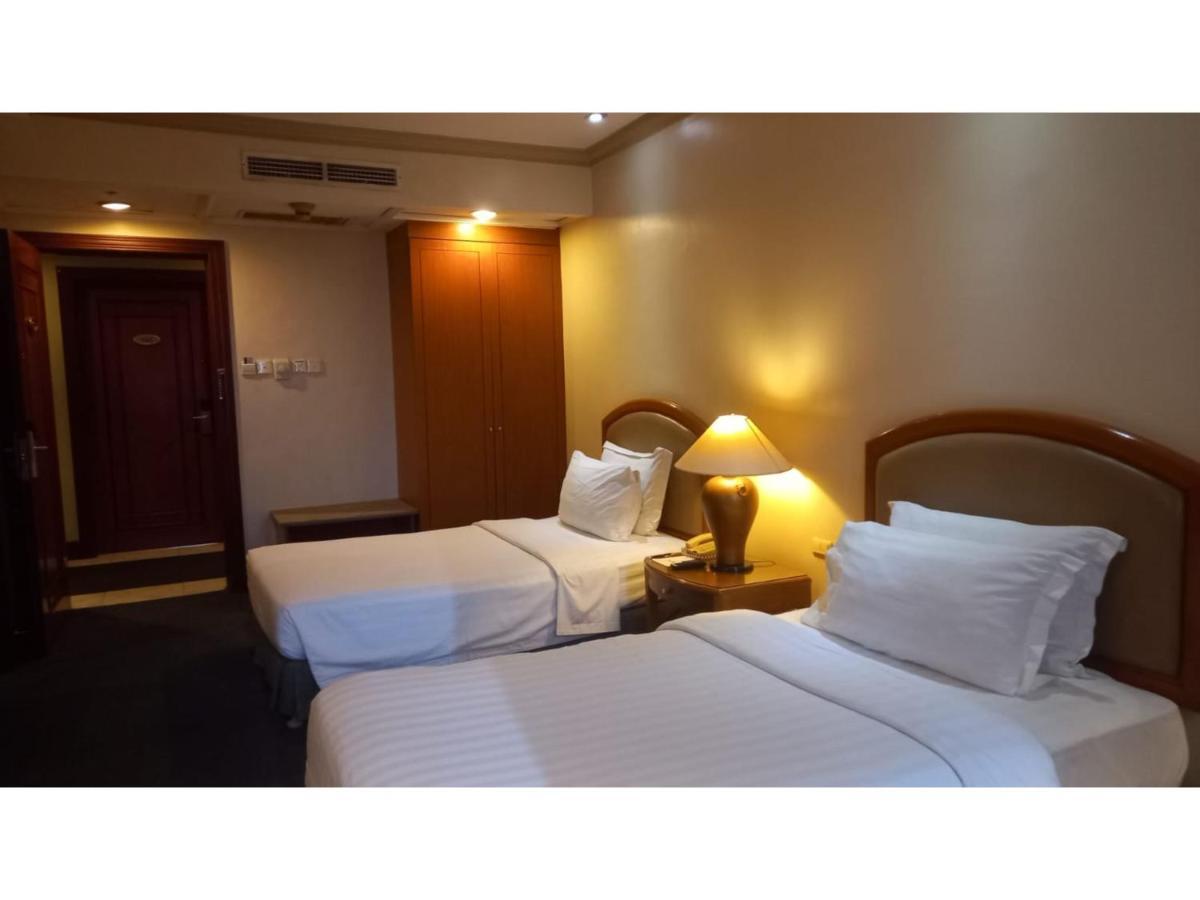 Capital O 914 Makati Palace Hotel Makati City Dış mekan fotoğraf